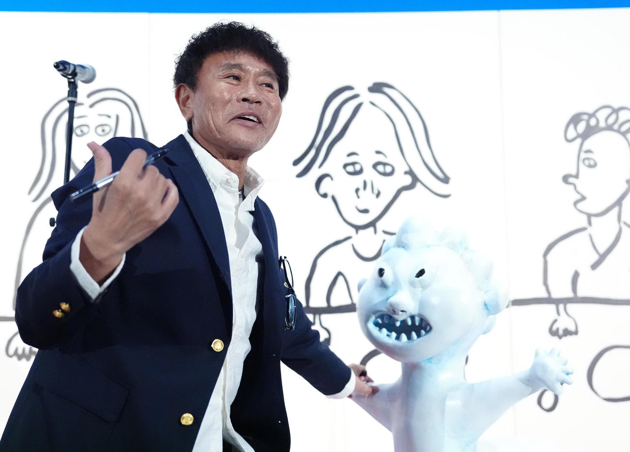 個展「空を横切る飛行雲」の開幕セレモニーで作品に目入れする浜田雅功（撮影・江口和貴）