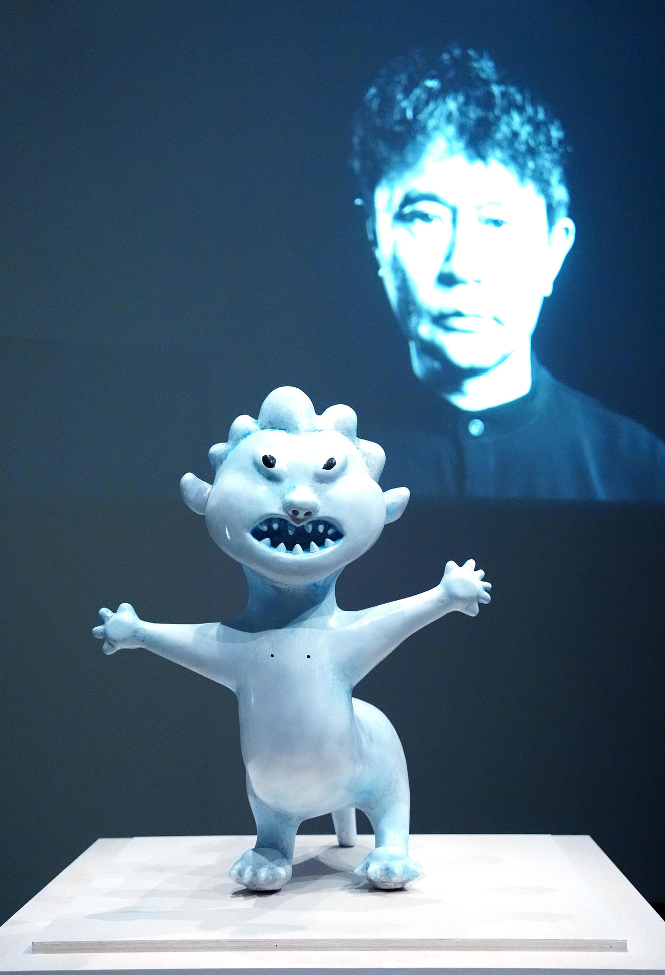 個展「空を横切る飛行雲」の開幕セレモニーで浜田雅功が目入れした作品「ライオン」（撮影・江口和貴）