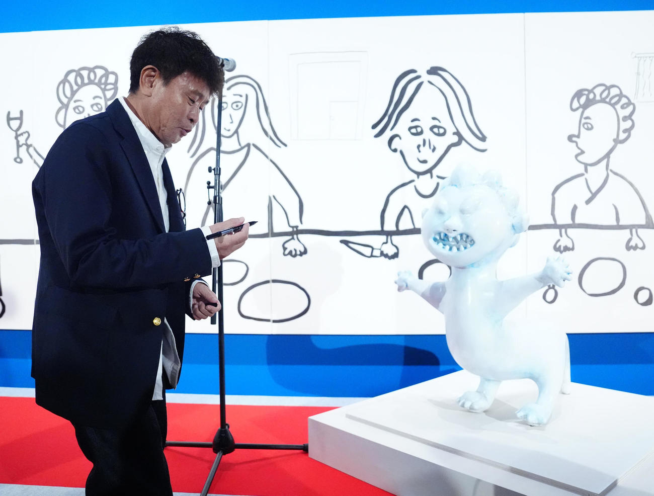 個展「空を横切る飛行雲」の開幕セレモニーで作品に目入れする浜田雅功（撮影・江口和貴）