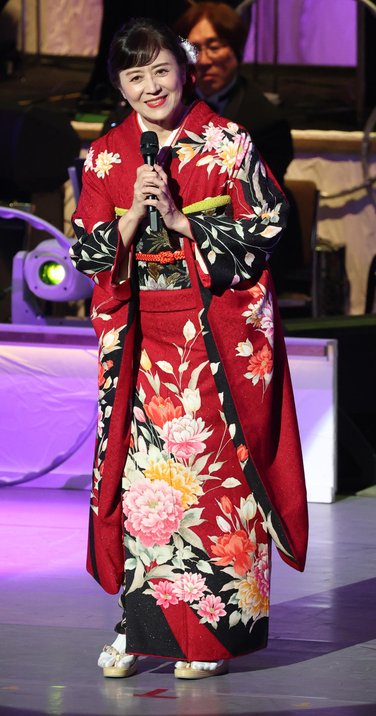 第52回歌謡祭で熱唱する武内陶子アナウンサー（撮影・中島郁夫）