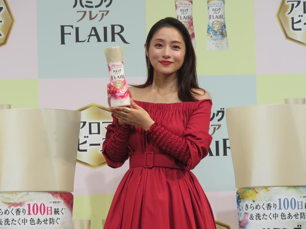 赤いドレスで花王「ファブリックケア新製品発表会」に登壇した石原さとみ