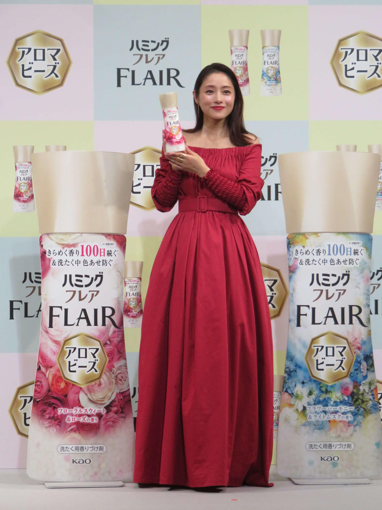 赤いドレスで花王「ファブリックケア新製品発表会」に登壇した石原さとみ