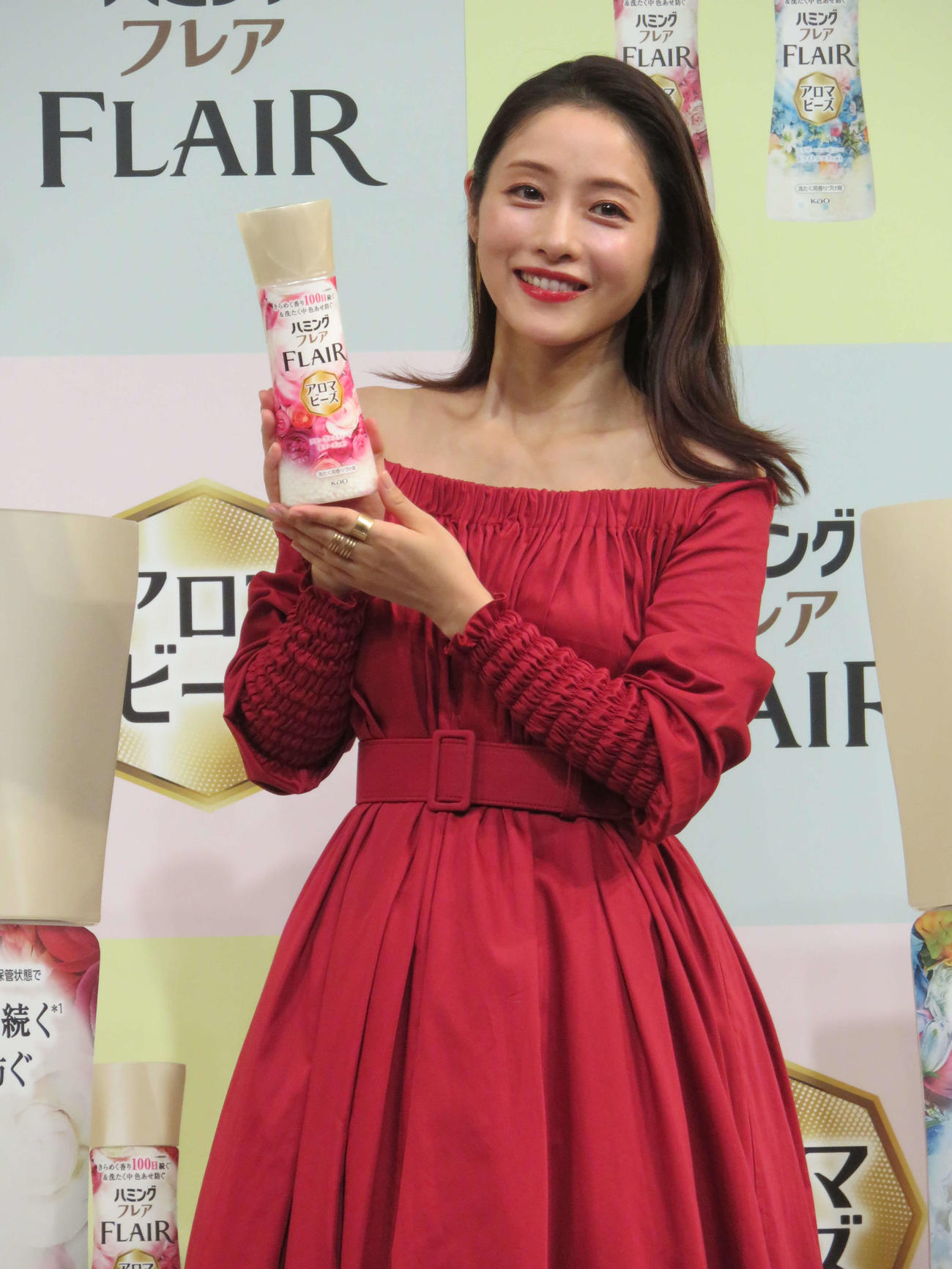 赤いドレスで花王「ファブリックケア新製品発表会」に登壇した石原さとみ