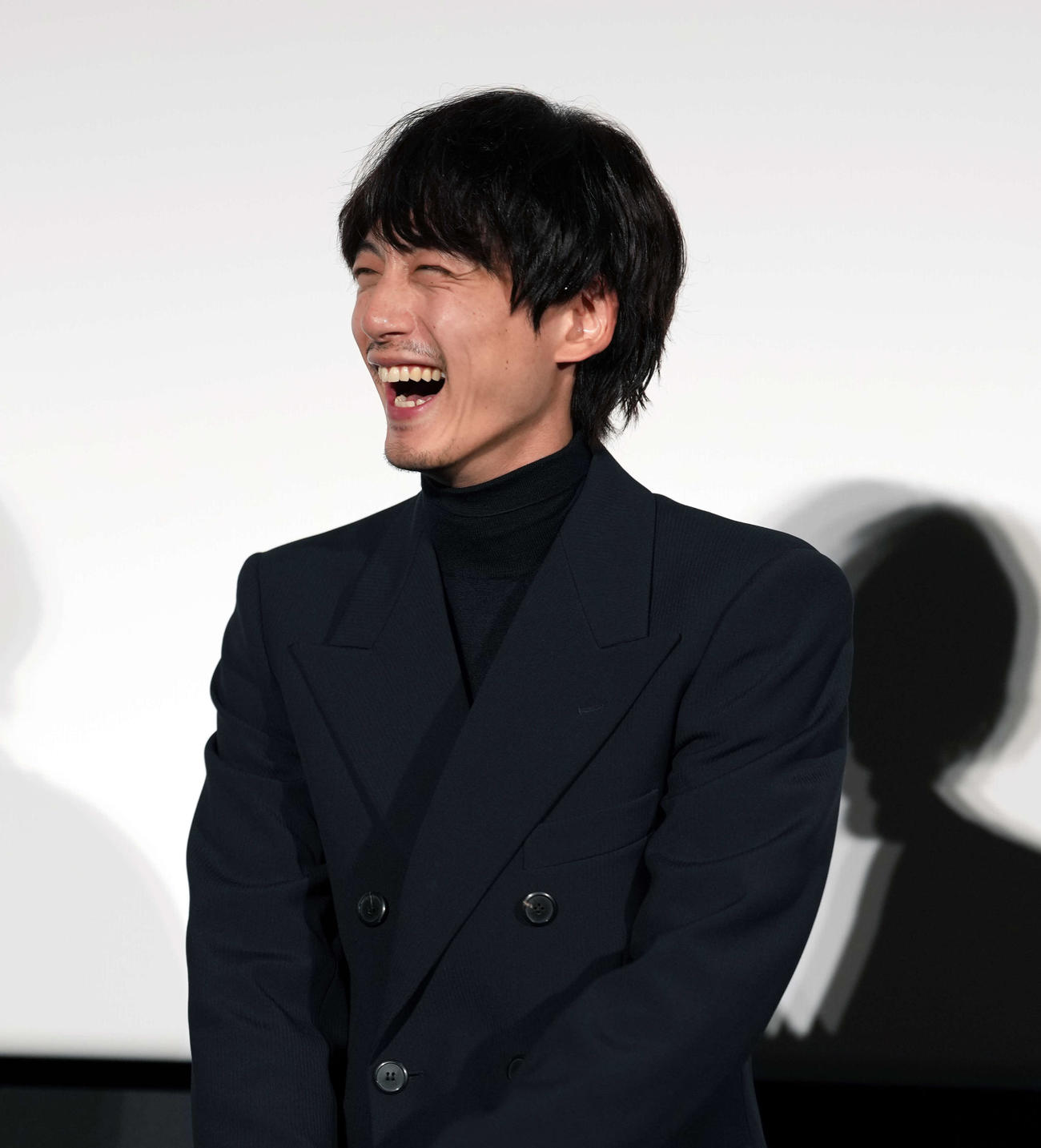 映画「盤上の向日葵」ジャパンプレミア舞台あいさつに登場し笑顔を見せる坂口健太郎（撮影・小島史椰）