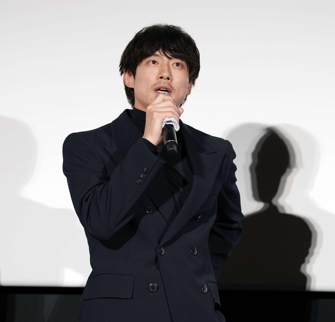映画「盤上の向日葵」ジャパンプレミア舞台あいさつに登場し思いを語る坂口健太郎（撮影・小島史椰）