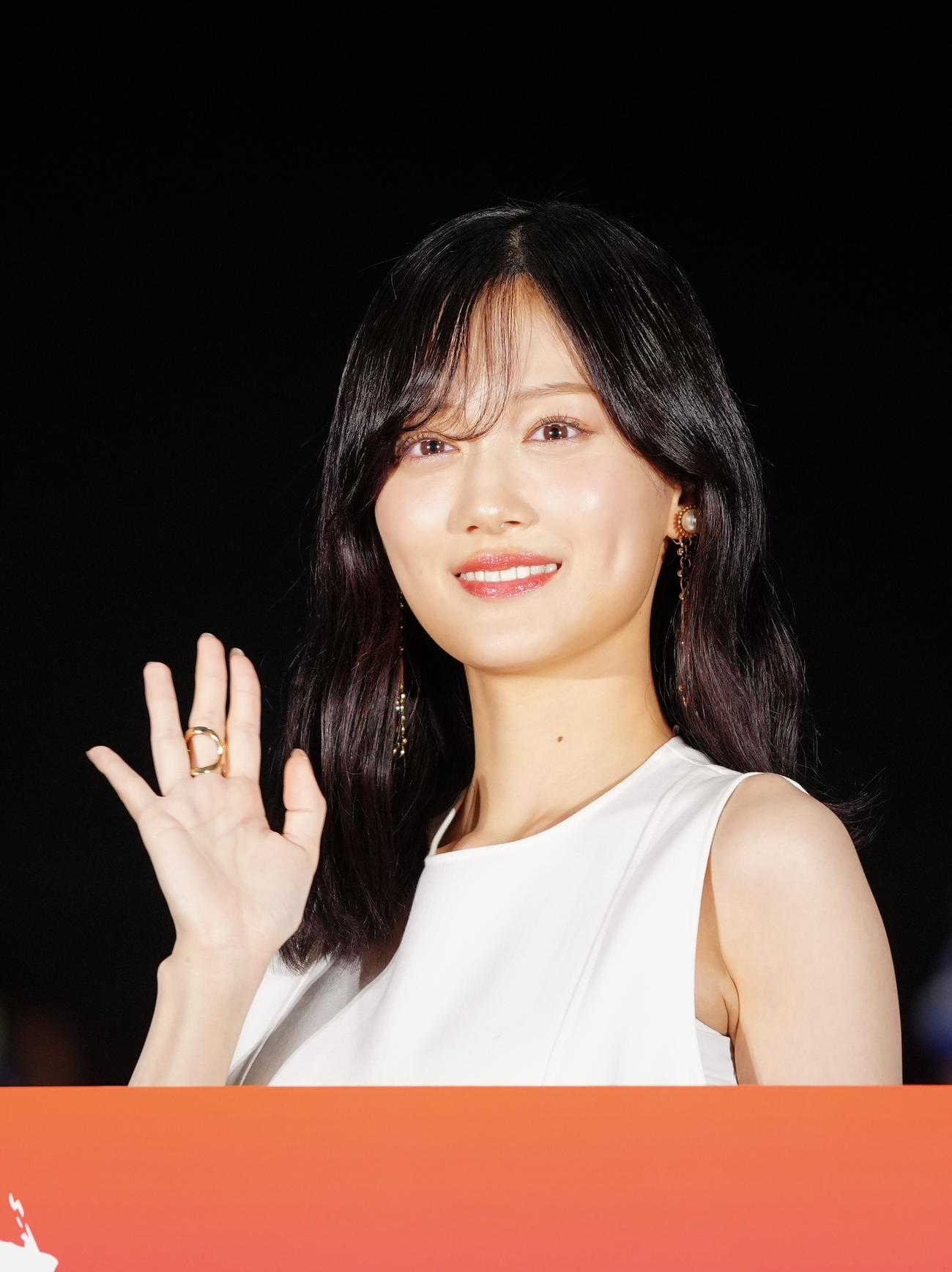 映画「火喰鳥を、喰う」大ヒット御礼舞台挨拶に登壇し写真に納まる山下美月（撮影・垰建太）