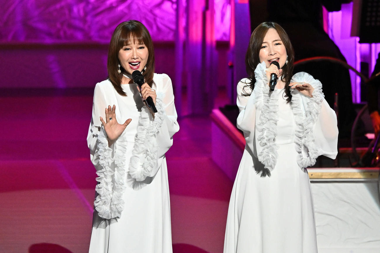 第52回歌謡祭で熱唱する工藤夕貴（左）と森口博子（撮影・滝沢徹郎）