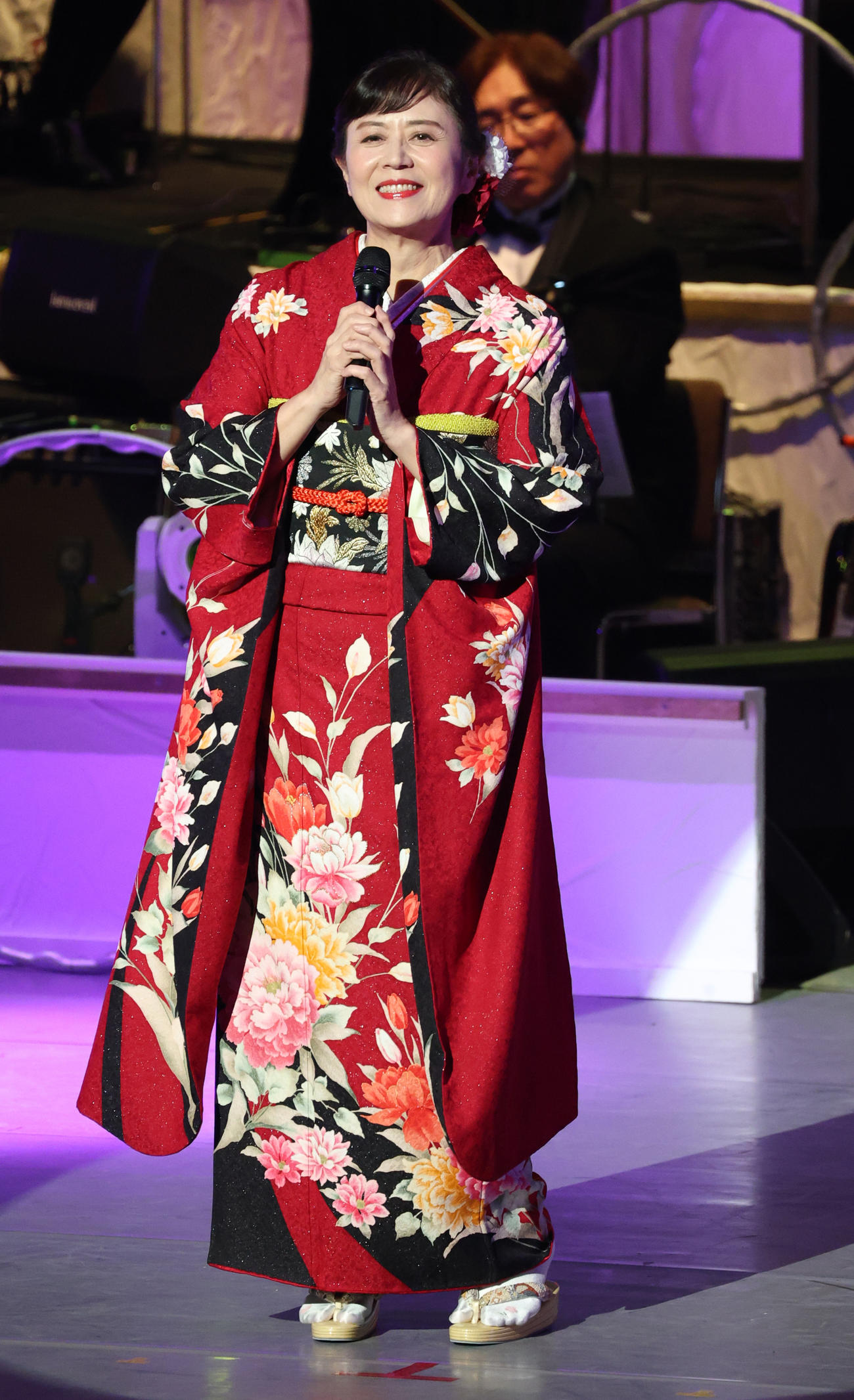 第52回歌謡祭で熱唱する武内陶子アナウンサー（撮影・中島郁夫）