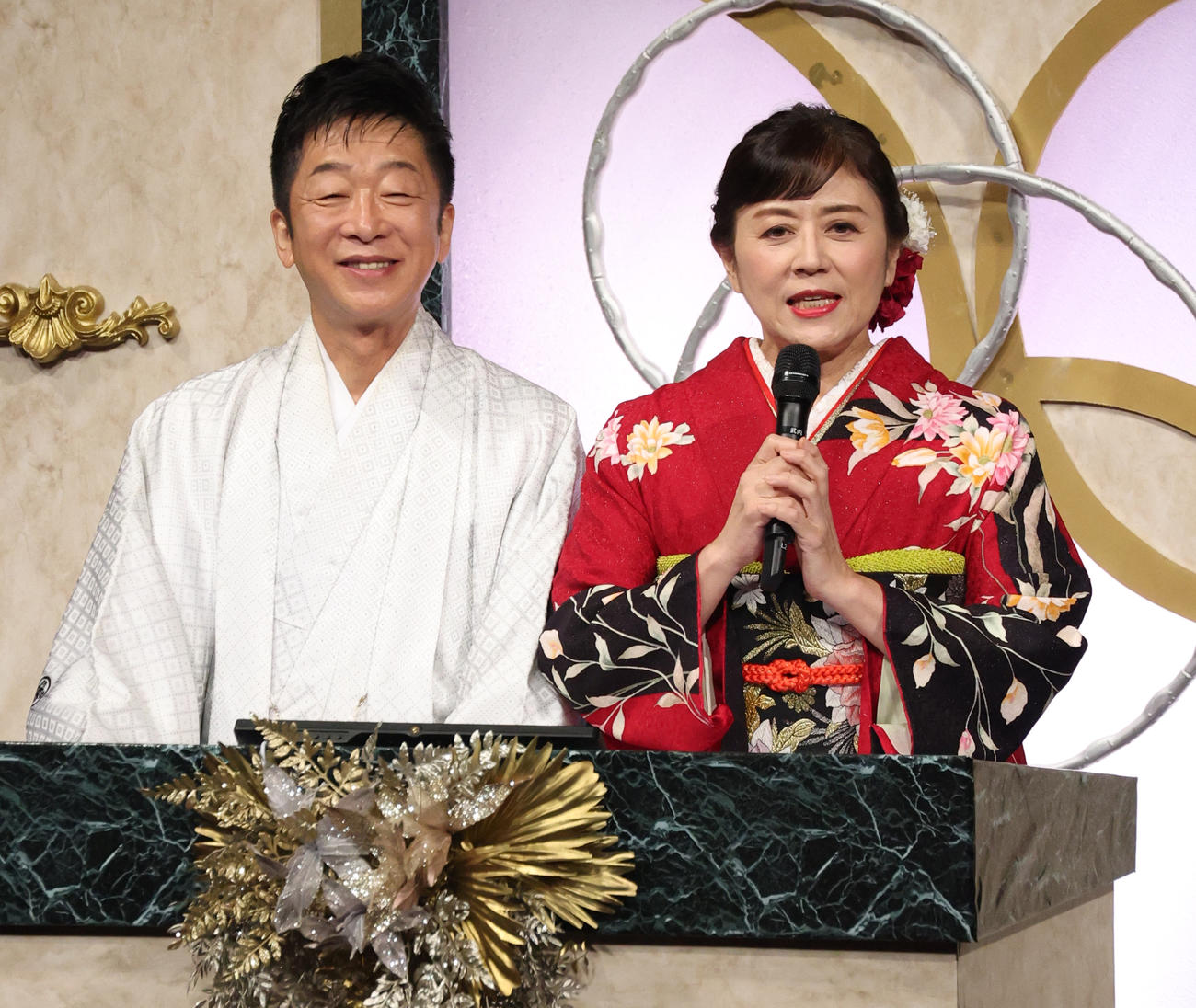 第52回歌謡祭司会の合田道人（左）と武内陶子アナウンサー（撮影・中島郁夫）