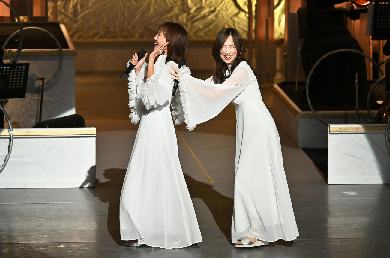 第52回歌謡祭でステージを後にする工藤夕貴（左）と森口博子（撮影・滝沢徹郎）