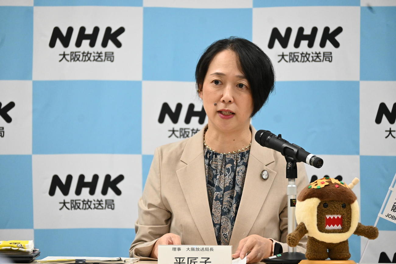 定例会見に臨むNHK大阪放送局の平匠子局長（撮影・松浦隆司）