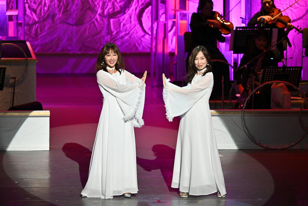 第52回歌謡祭で熱唱する工藤夕貴（左）と森口博子（撮影・滝沢徹郎）