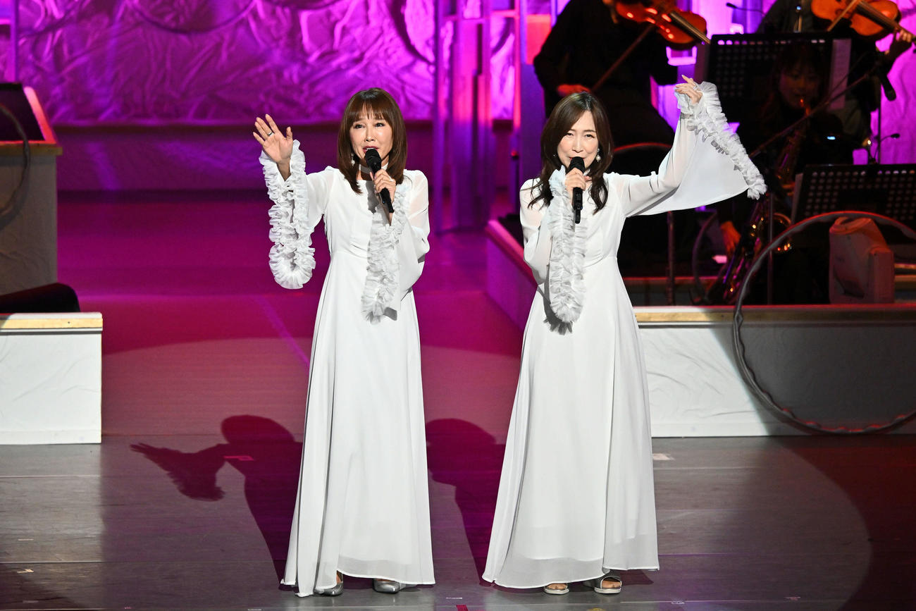第52回歌謡祭で熱唱する工藤夕貴（左）と森口博子（撮影・滝沢徹郎）
