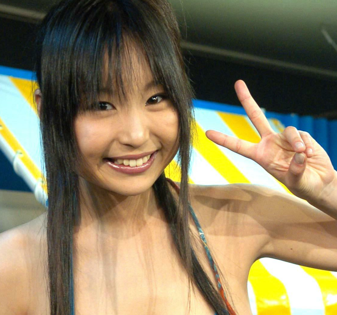 DVD「起きて。ワタシ」」発売のキャンペーンイベントで笑顔を振りまく山本早織（撮影・岡本肇）＝2005年2月27日、大阪市内