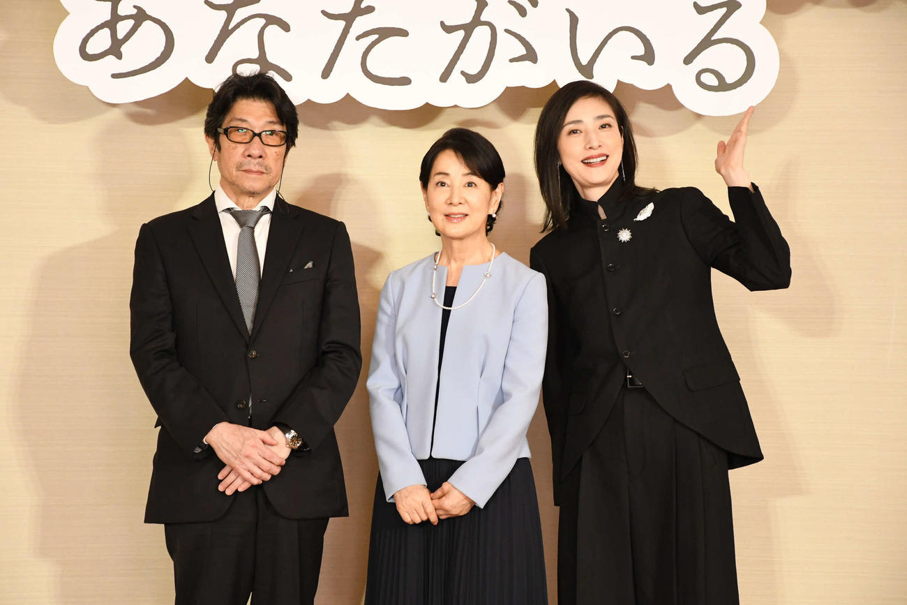 映画「てっぺんの向こうにあなたがいる」の取材会に出席した（左から）阪本順治監督、吉永小百合、天海祐希（撮影・阪口孝志）