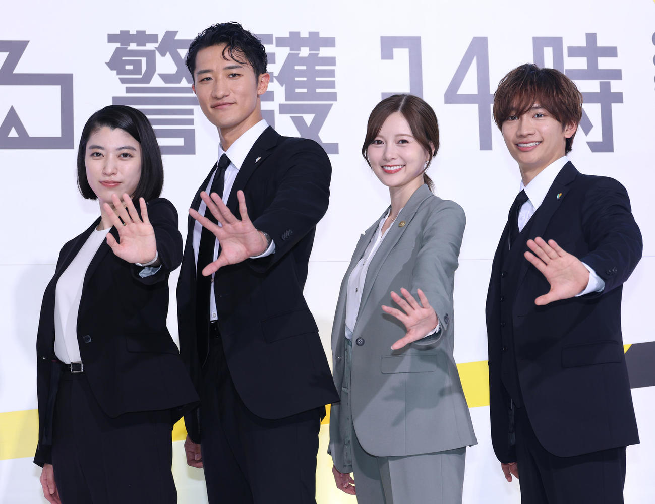 ドラマ「恋する警護24時」制作発表記者会見を行った、左から成海璃子、岩本照、白石麻衣、藤原丈一郎（撮影・中島郁夫）