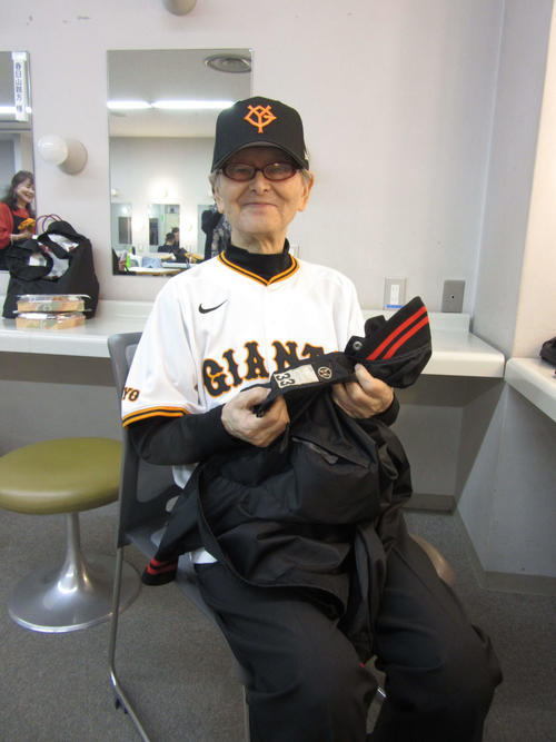 長嶋茂雄さんをしのび巨人軍球団歌「闘魂こめて」オリジナル歌手91歳