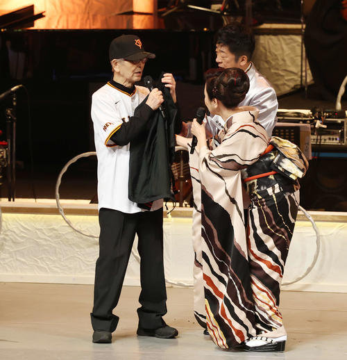 長嶋茂雄さんをしのび巨人軍球団歌「闘魂こめて」オリジナル歌手91歳
