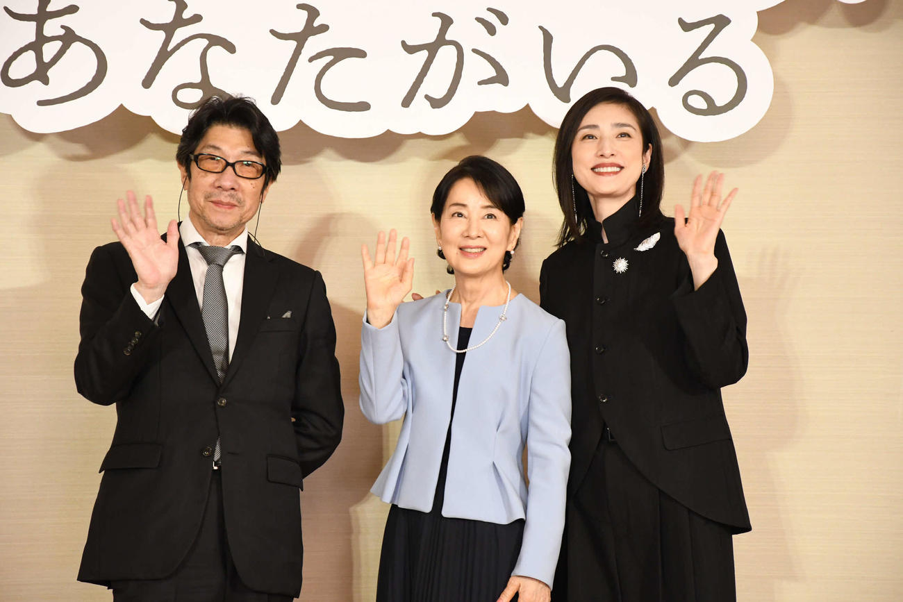 映画「てっぺんの向こうにあなたがいる」の取材会に出席した（左から）阪本順治監督、吉永小百合、天海祐希（撮影・阪口孝志）