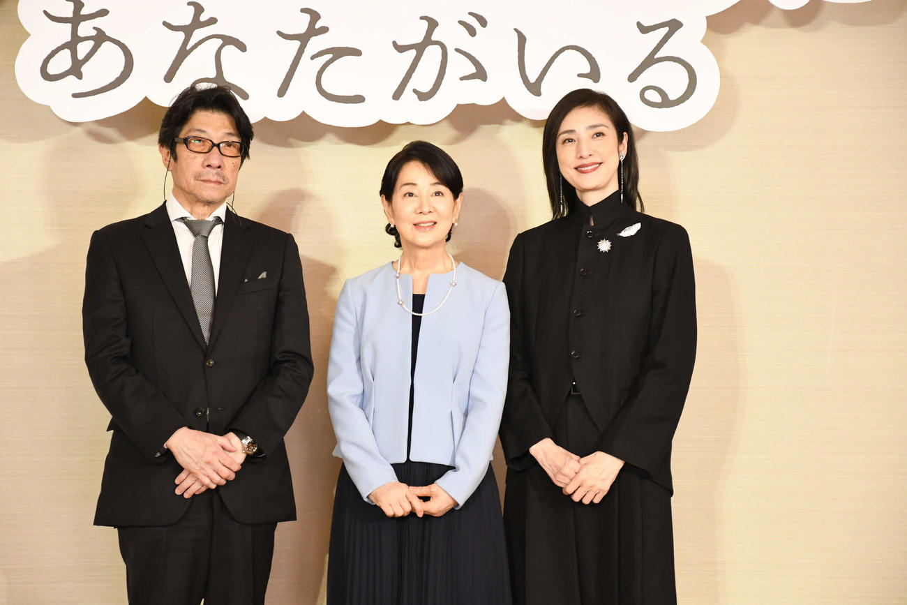 映画「てっぺんの向こうにあなたがいる」の取材会に出席した（左から）阪本順治監督、吉永小百合、天海祐希（撮影・阪口孝志）