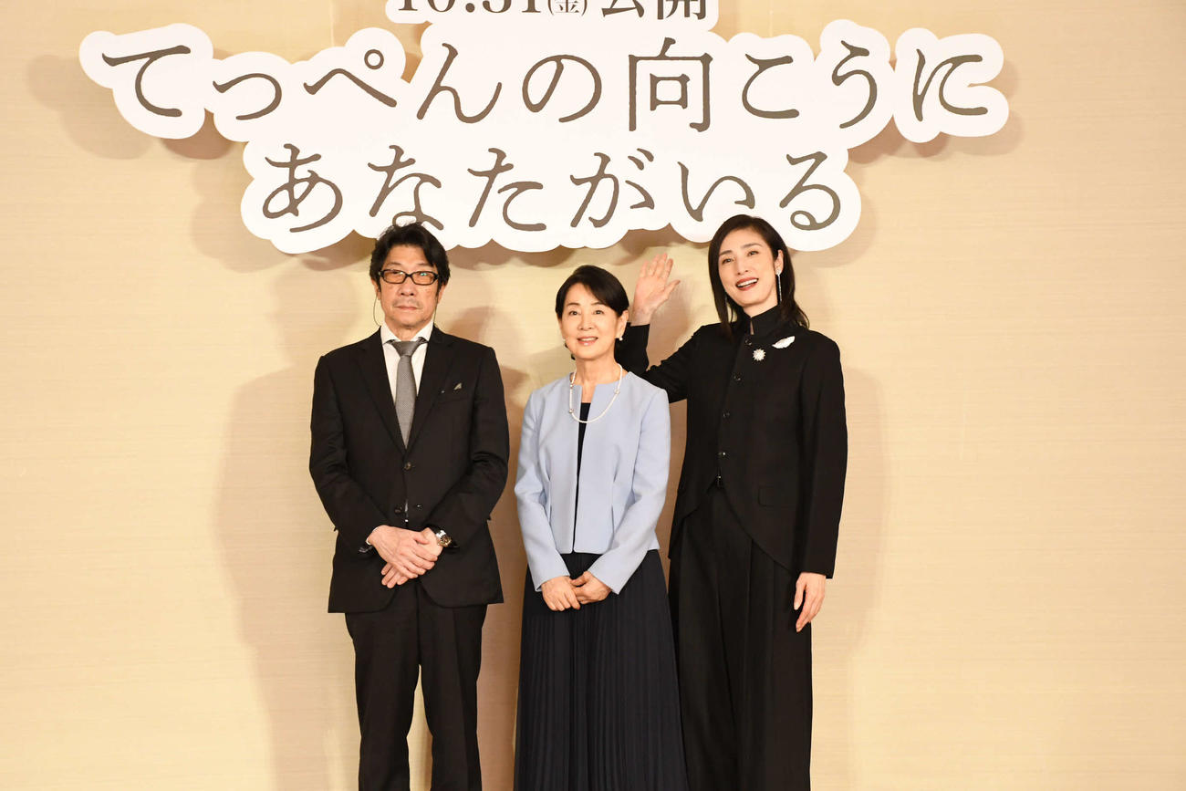 映画「てっぺんの向こうにあなたがいる」の取材会に出席した（左から）阪本順治監督、吉永小百合、天海祐希（撮影・阪口孝志）