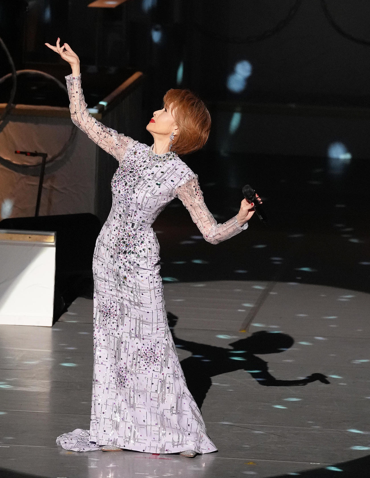 しっとりと歌い上げる小柳ルミ子（撮影・足立雅史）