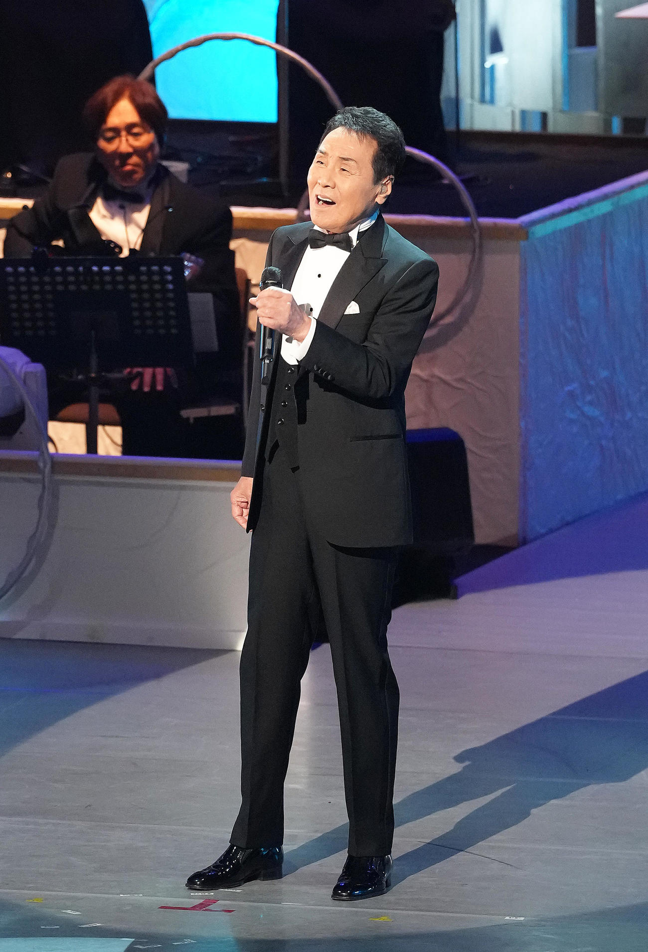 「第52回歌謡祭」で熱唱する五木ひろし（撮影・足立雅史）