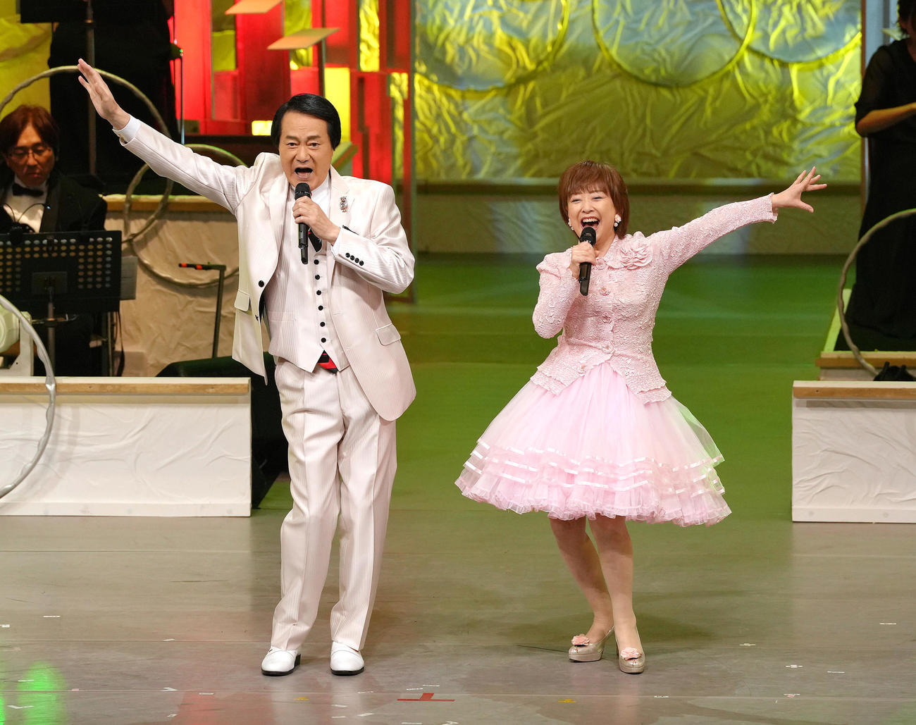 「第52回歌謡祭」で明るく歌って踊る三輪一雄（左）と大場久美子（撮影・足立雅史）