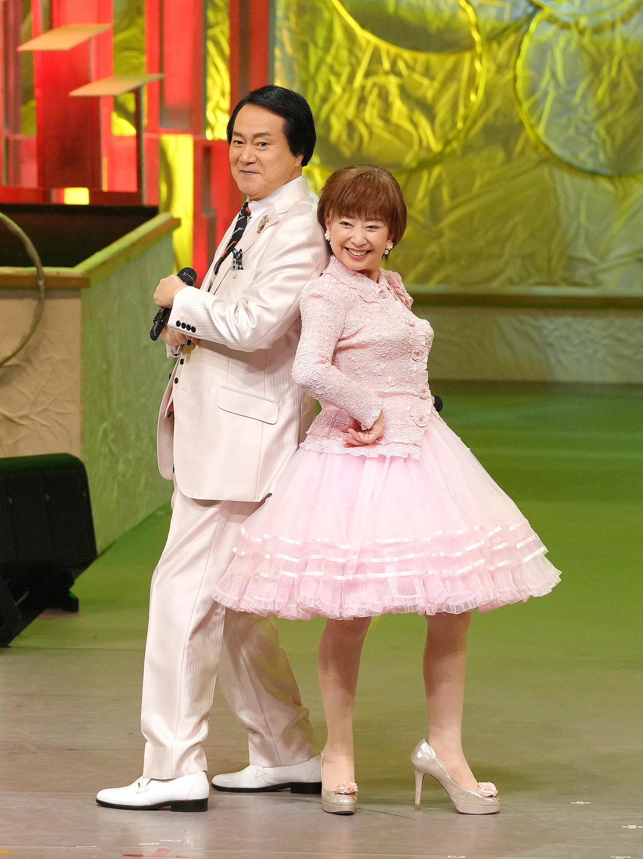 「第52回歌謡祭」で明るく歌って踊る三輪一雄（左）と大場久美子（撮影・足立雅史）