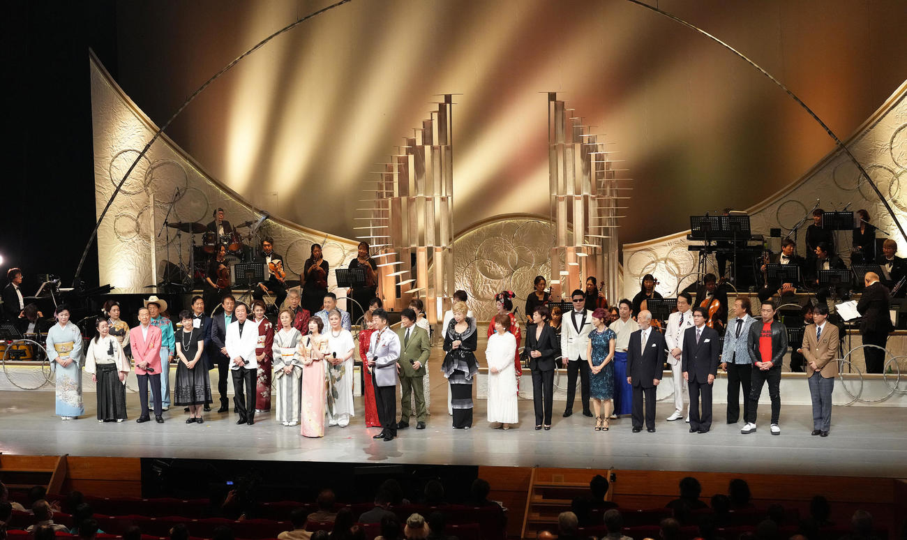 「第52回歌謡祭」のオープニングに登場した出演者たち（撮影・足立雅史）
