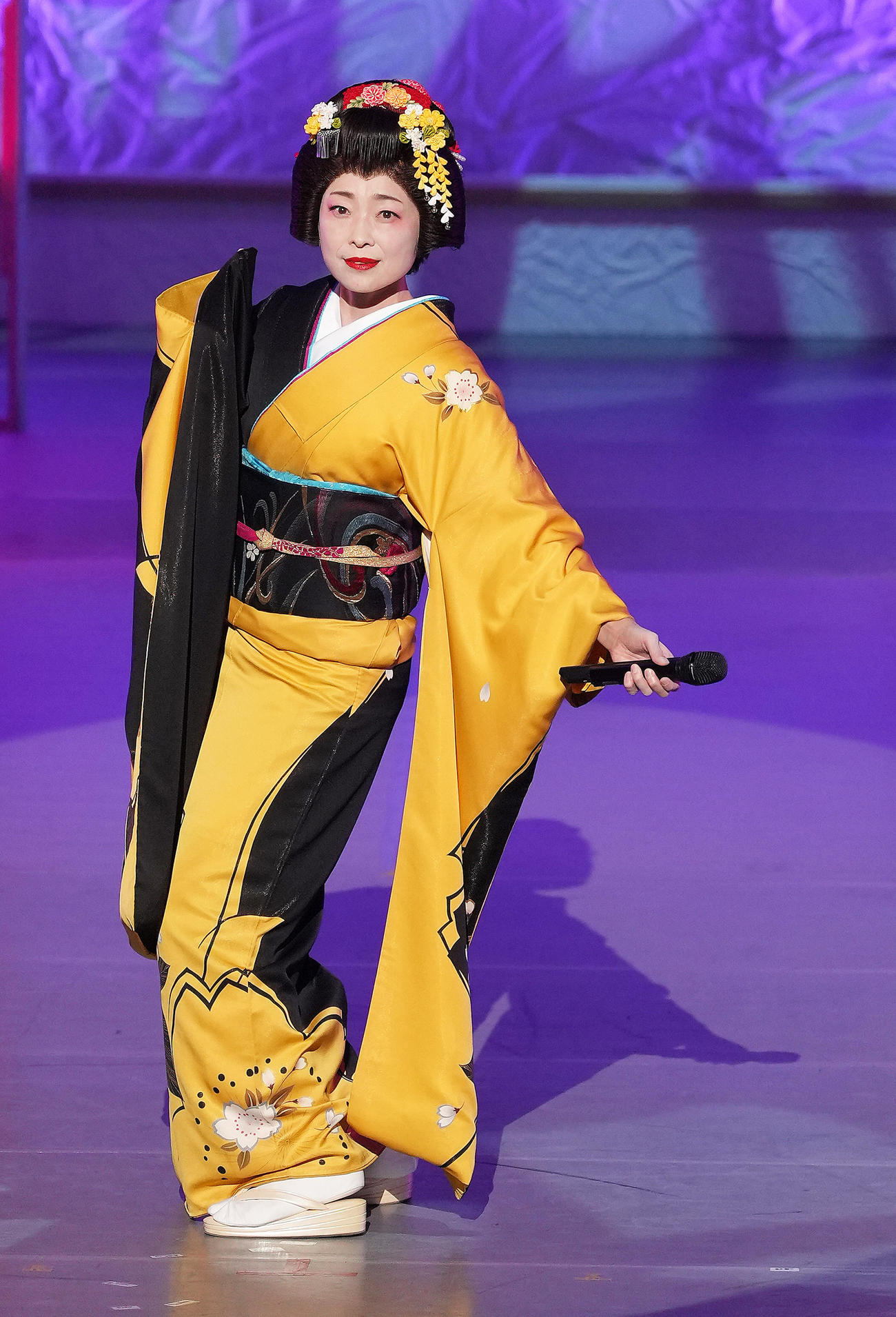 「第52回歌謡祭」で歌う小沢あきこ（撮影・足立雅史）