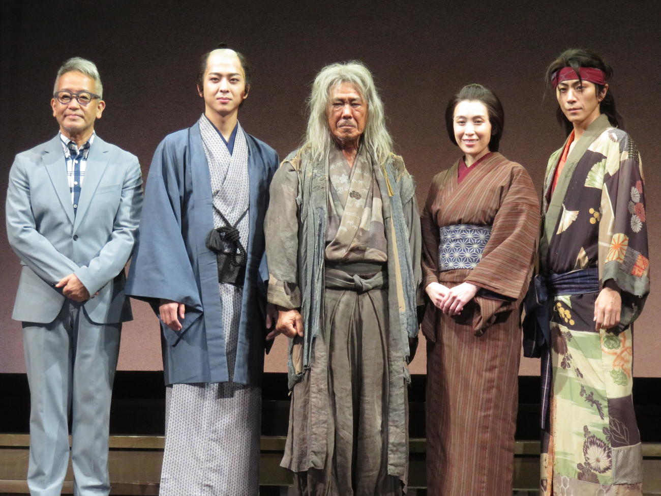 舞台「『新　画狂人北斎』－2025－」のゲネプロ取材会に臨んだ、左から演出の宮本亞門氏、寺西拓人、西岡徳馬、雛形あきこ、廣瀬智紀