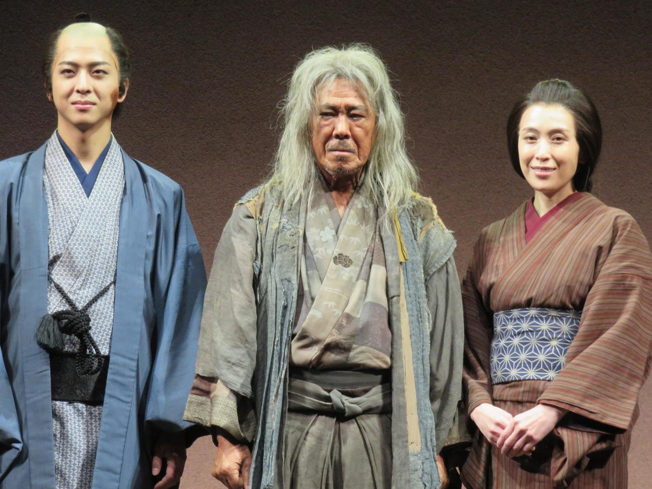 舞台「『新　画狂人北斎』－2025－」のゲネプロ取材会に臨んだ、左から寺西拓人、西岡徳馬、雛形あきこ