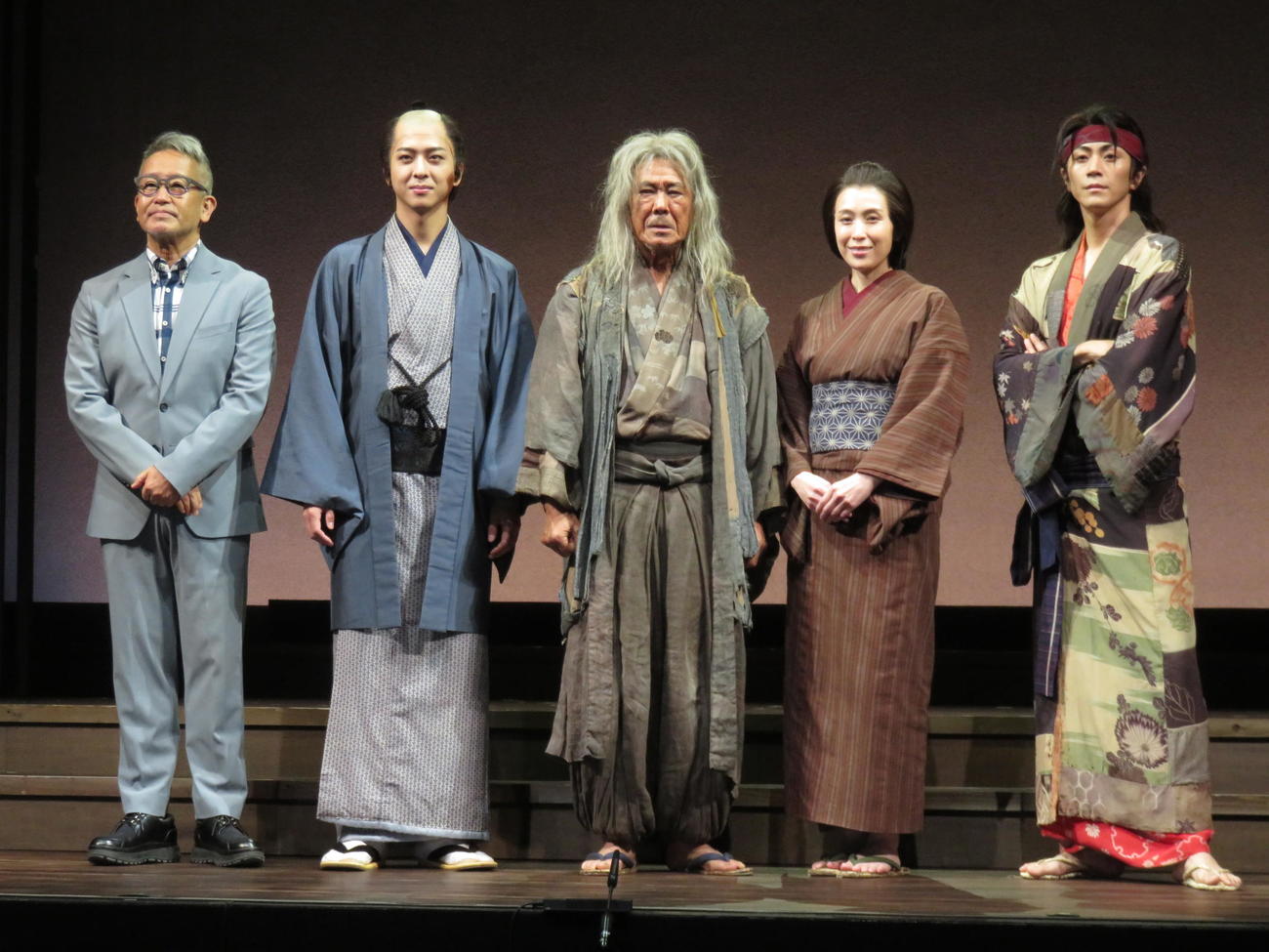 舞台「『新　画狂人北斎』－2025－」のゲネプロ取材会に臨んだ、左から演出の宮本亞門氏、寺西拓人、西岡徳馬、雛形あきこ、廣瀬智紀
