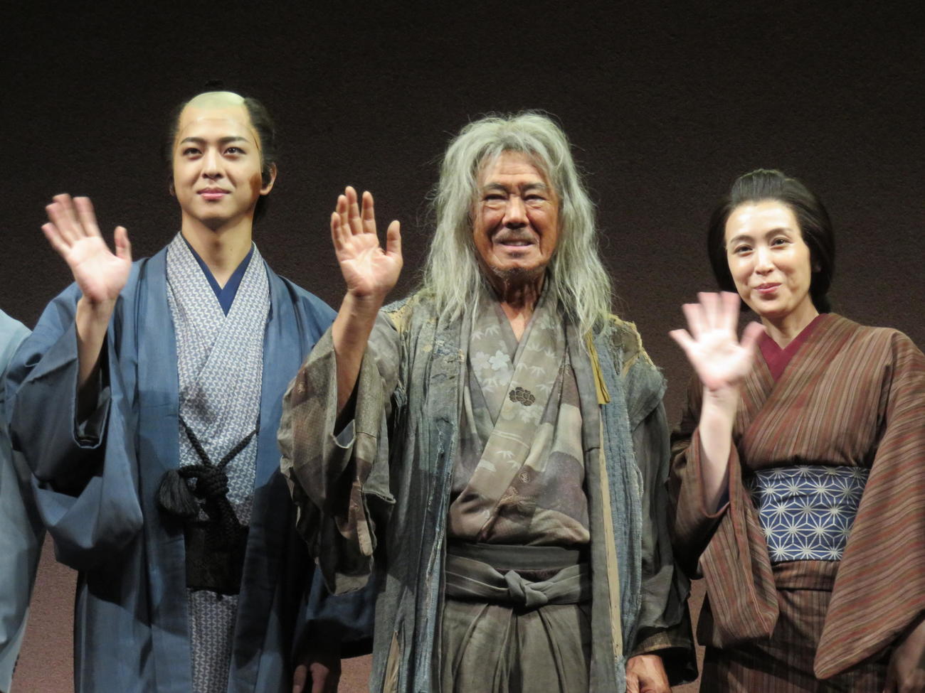 舞台「『新　画狂人北斎』－2025－」のゲネプロ取材会に臨んだ、左から寺西拓人、西岡徳馬、雛形あきこ