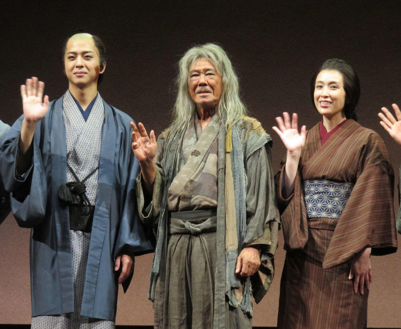舞台「『新　画狂人北斎』－2025－」のゲネプロ取材会に臨んだ、左から寺西拓人、西岡徳馬、雛形あきこ