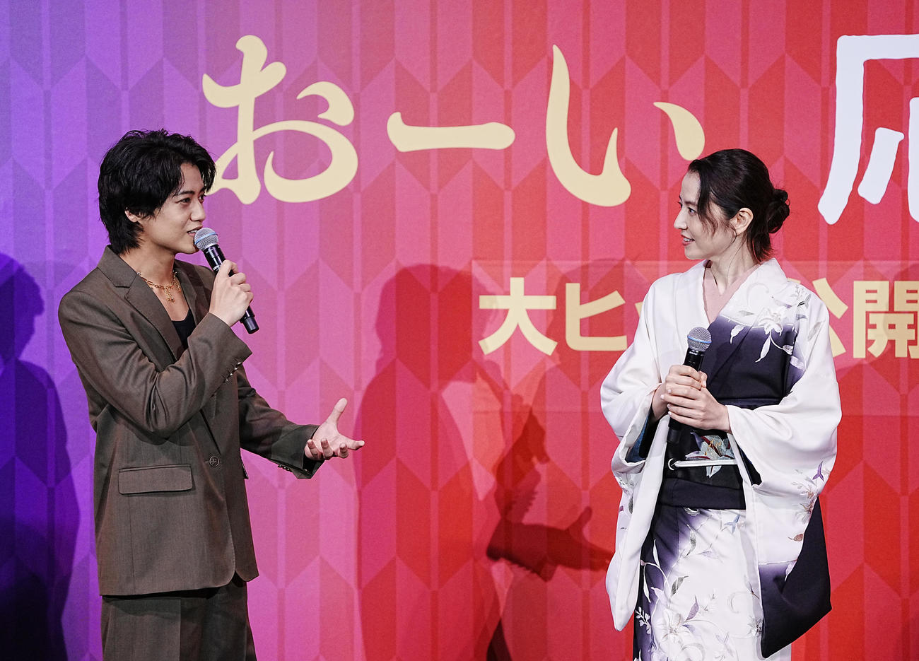 映画「おーい、応為」初日舞台あいさつに臨む髙橋海人（左）と長澤まさみ（撮影・小沢裕）