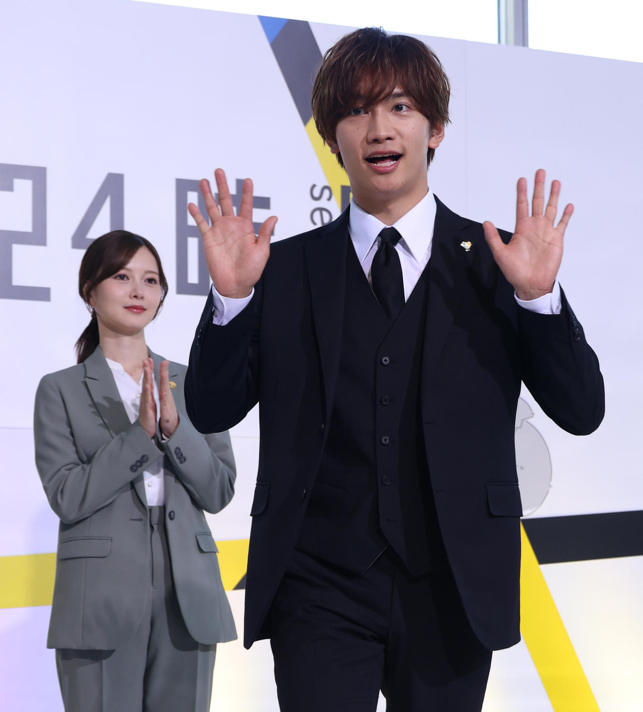 ドラマ「恋する警護24時」制作発表記者会見を終え退場する藤原丈一郎。左は白石麻衣（撮影・中島郁夫）