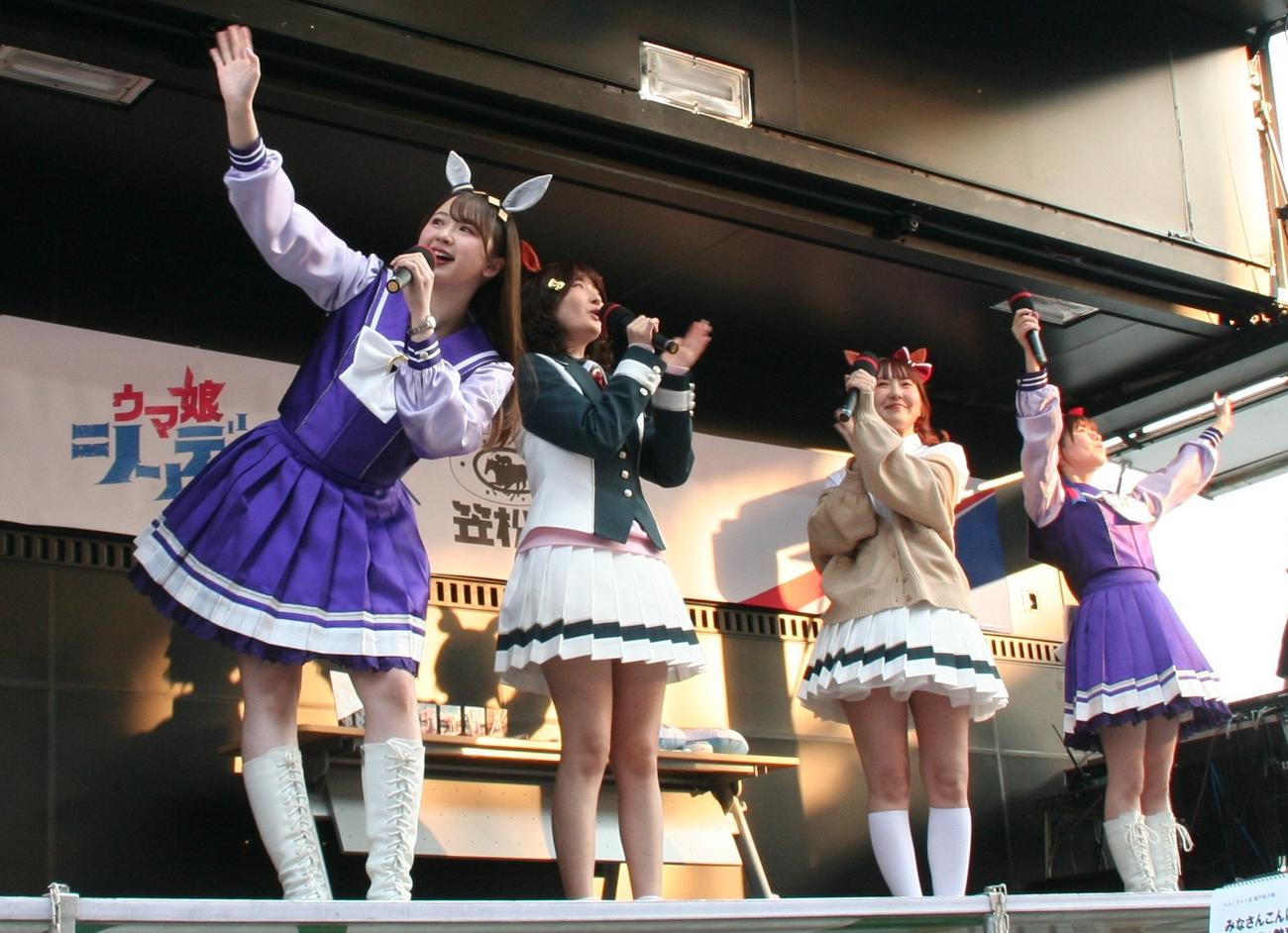 笠松競馬場でトークショーを行う「ウマ娘」役の声優。左からオグリキャップ役の高柳知葉、ベルノライト役の瀬戸桃子、ノルンエース役の渋谷彩乃、タマモクロス役の大空直美（2025年4月撮影）