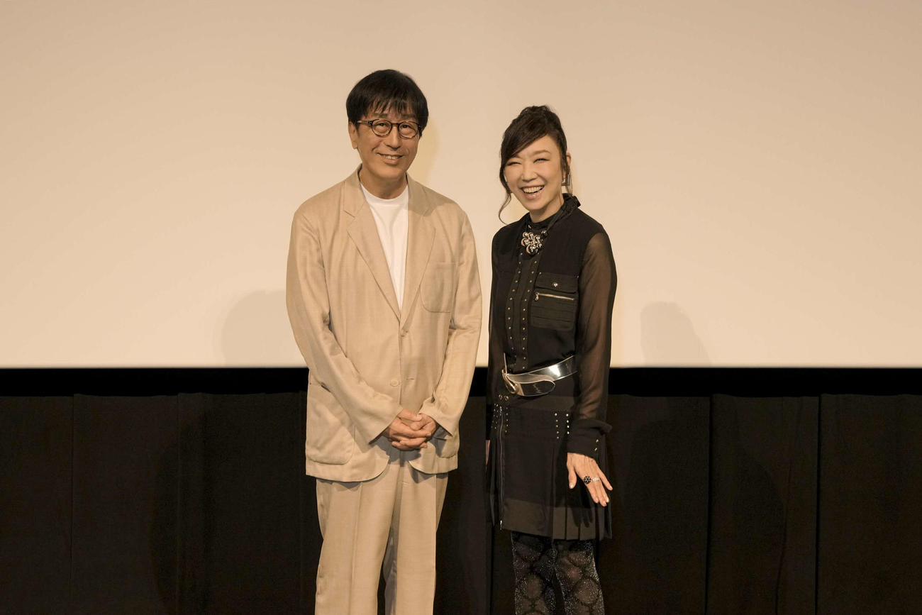 40枚目アルバム「Wormhole／Yumi AraI」世界最速先行試聴会に出席した松任谷正隆氏（左）と松任谷由実（撮影・上飯坂一）