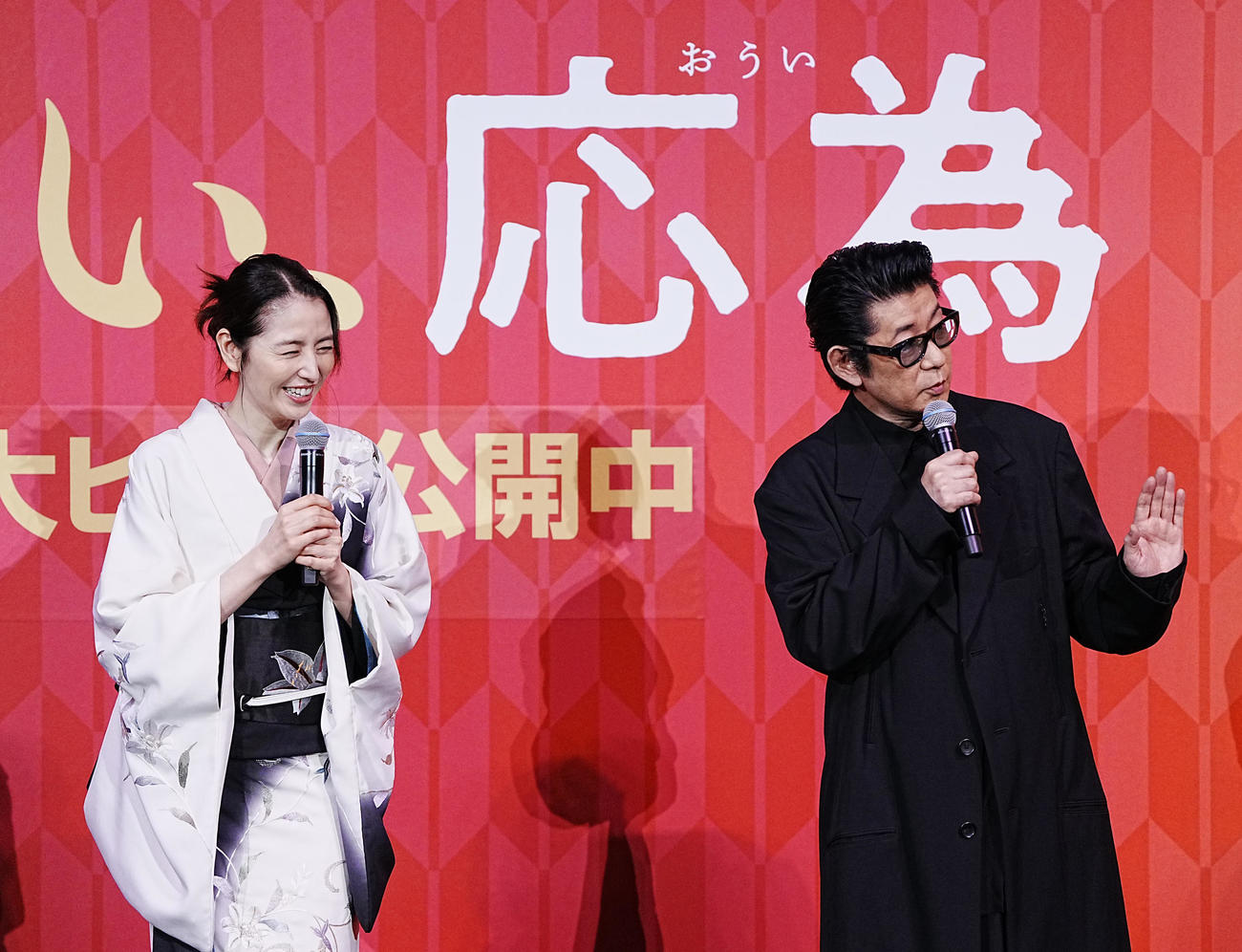 映画「おーい、応為」初日舞台あいさつに臨む長澤まさみ（左）と永瀬正敏（撮影・小沢裕）