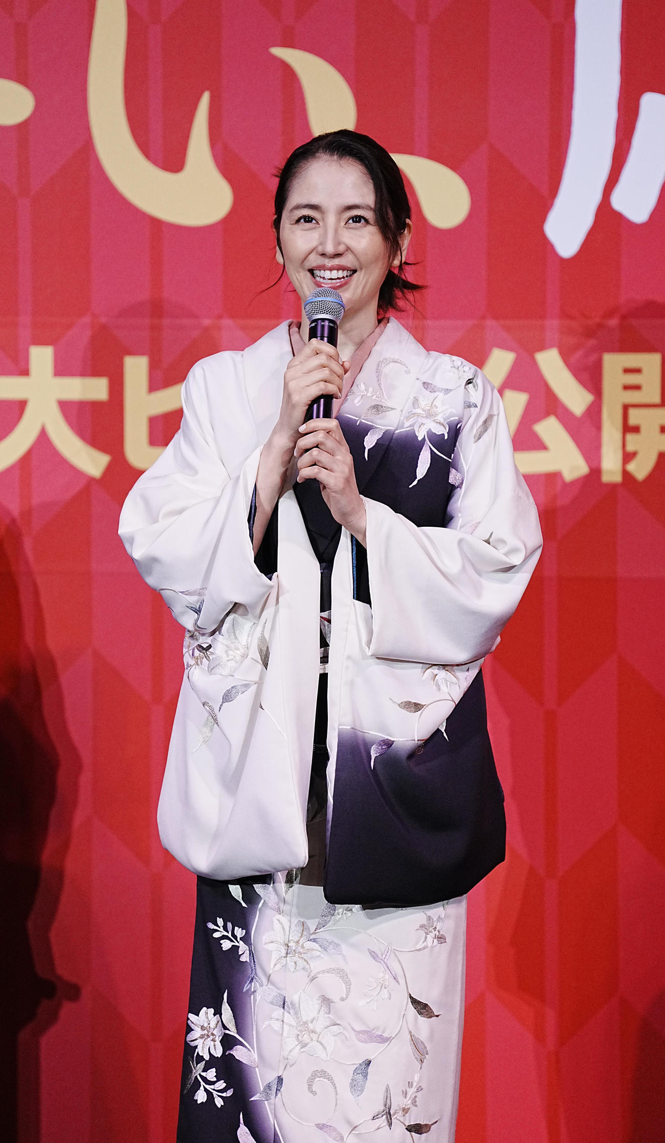 映画「おーい、応為」初日舞台あいさつに臨む長澤まさみ（撮影・小沢裕）