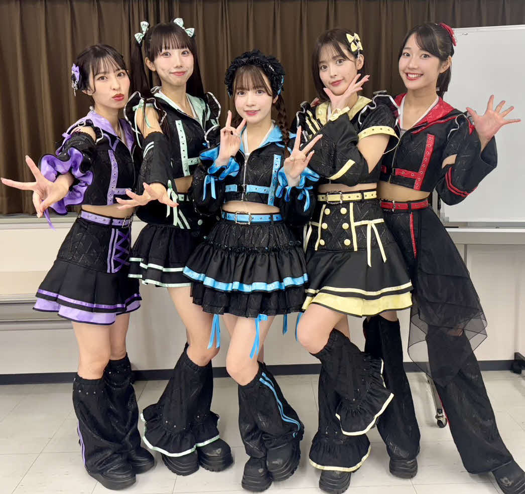 新衣装を着たマジカル・パンチライン。中央が吉澤悠華