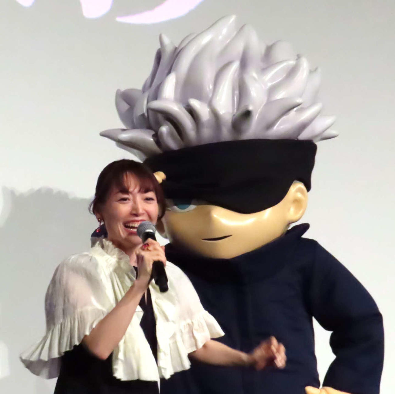 「劇場版　呪術廻戦（じゅじゅつかいせん）0」復活上映初日舞台あいさつで、悟くんの目に大興奮して飛び上がる花澤香菜
