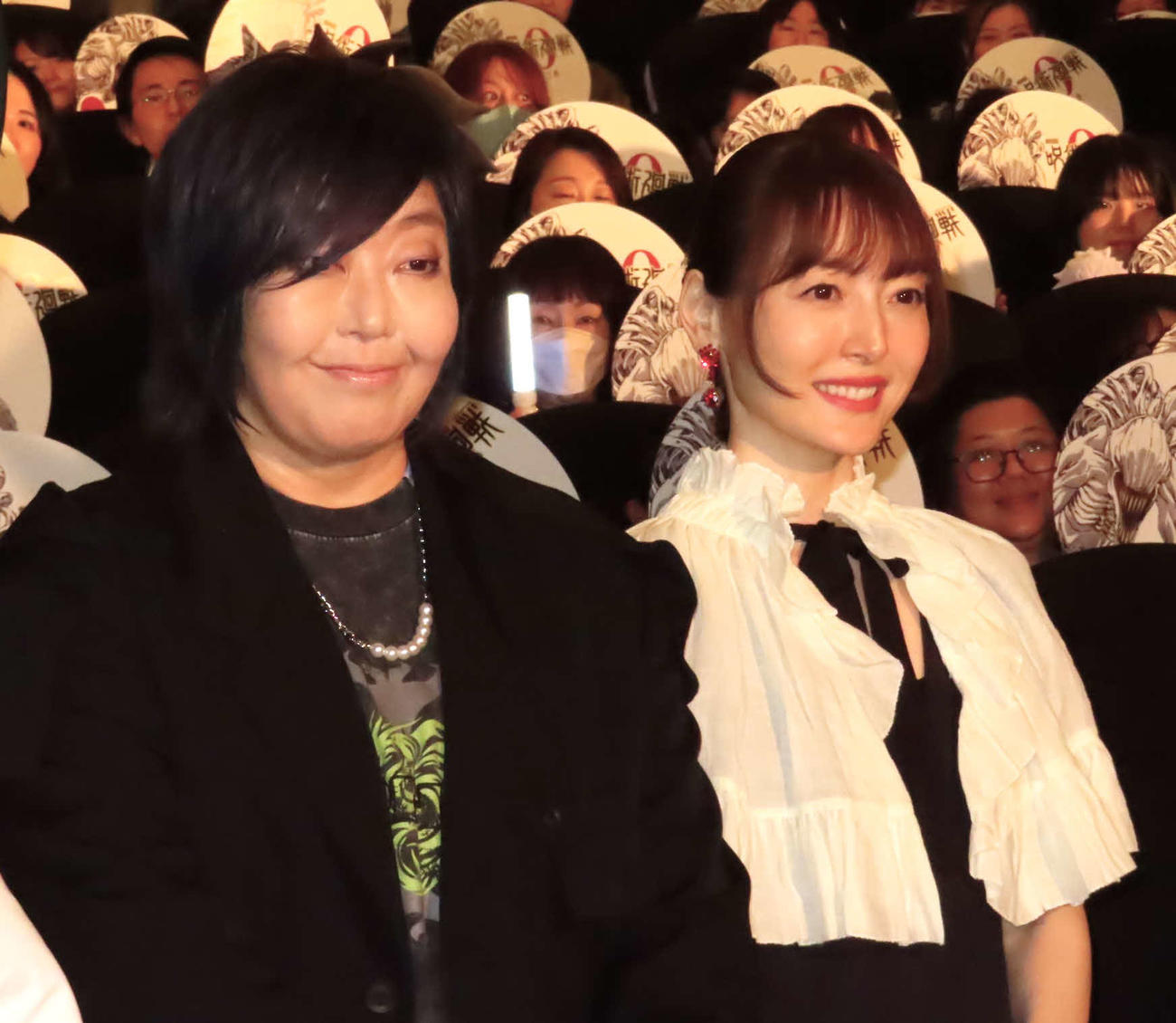 「劇場版　呪術廻戦（じゅじゅつかいせん）0」復活上映初日舞台あいさつに出席した緒方恵美（左）と花澤香菜