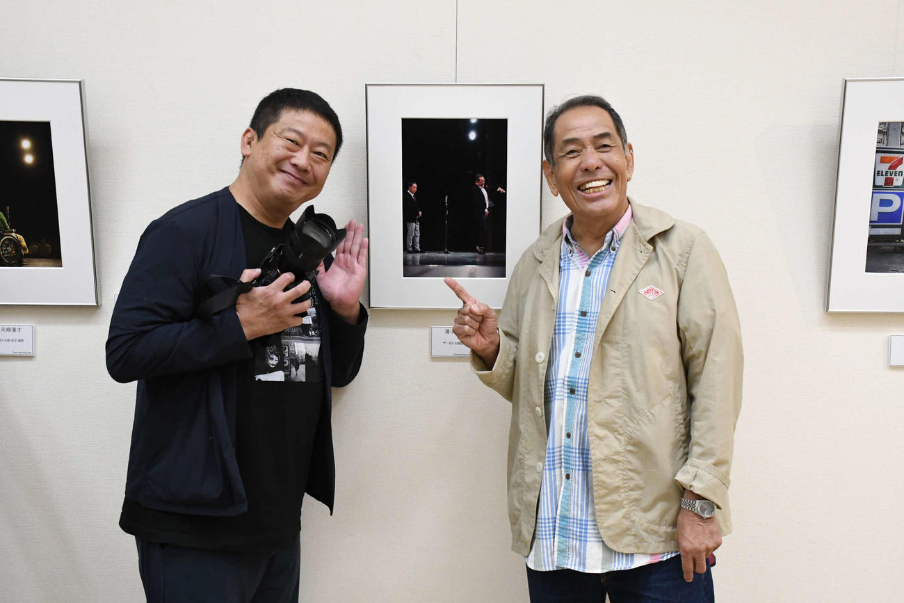 初の写真展を開催するぼんちきよし（左）と祝いに駆けつけた師匠のぼんちおさむ（撮影・阪口孝志）