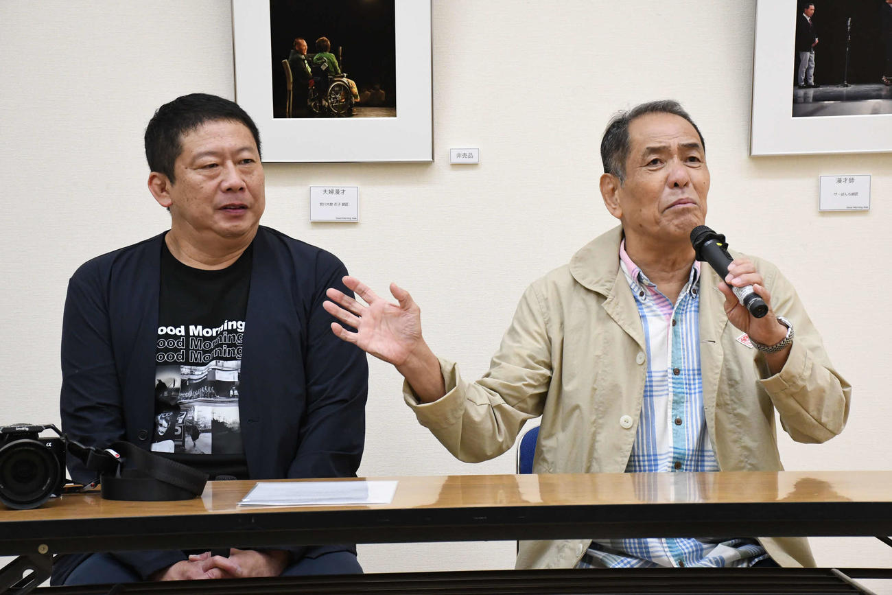 初の写真展を開催するぼんちきよし（左）と祝いに駆けつけた師匠のぼんちおさむ（撮影・阪口孝志）