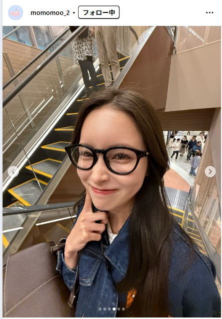 メガネ姿の新山桃子（新山桃子のインスタグラムから）