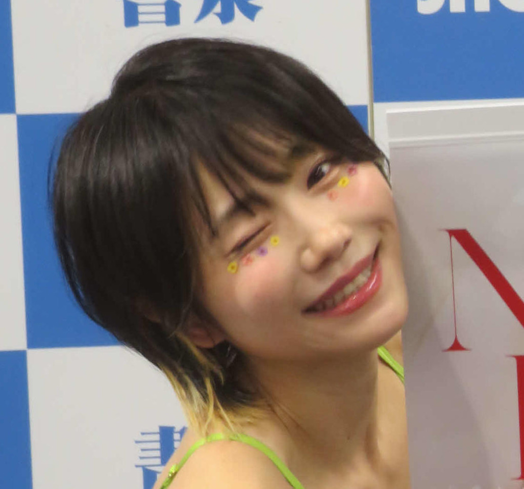 ウインクで2026カレンダーをアピールする仁藤りさ（撮影・川田和博）