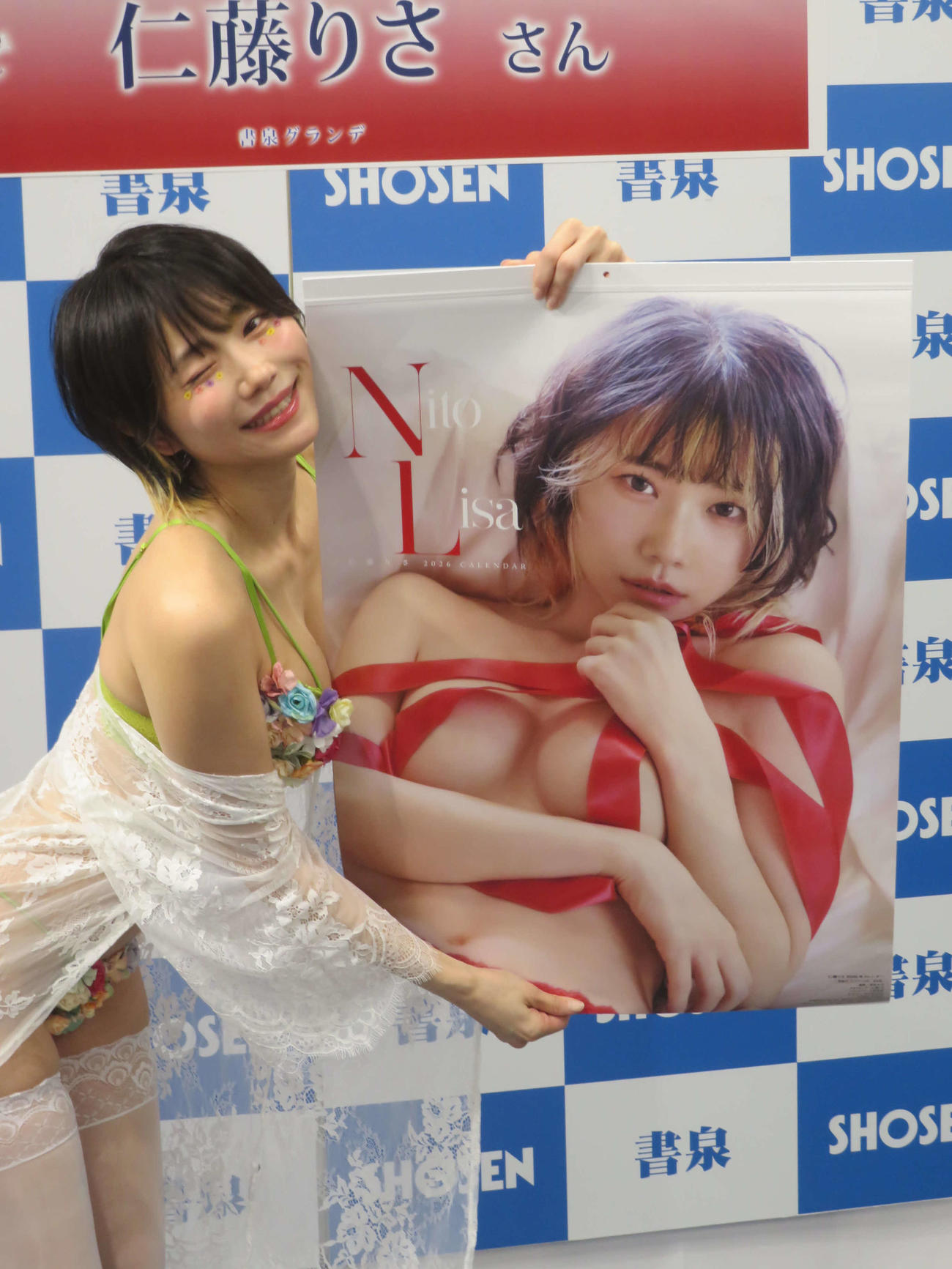 ウインクで2026カレンダーをアピールする仁藤りさ（撮影・川田和博）